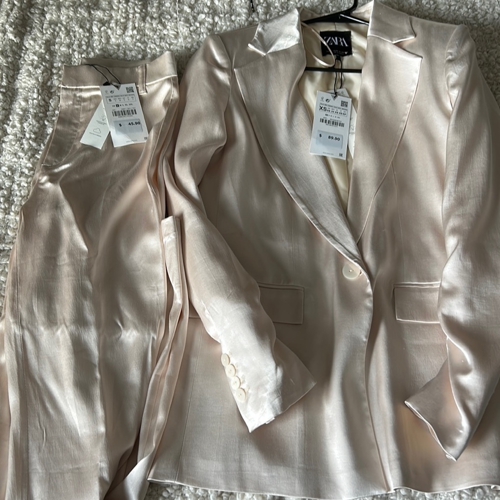 Zara set. Xs blazer and S bottom. Sold as a set.